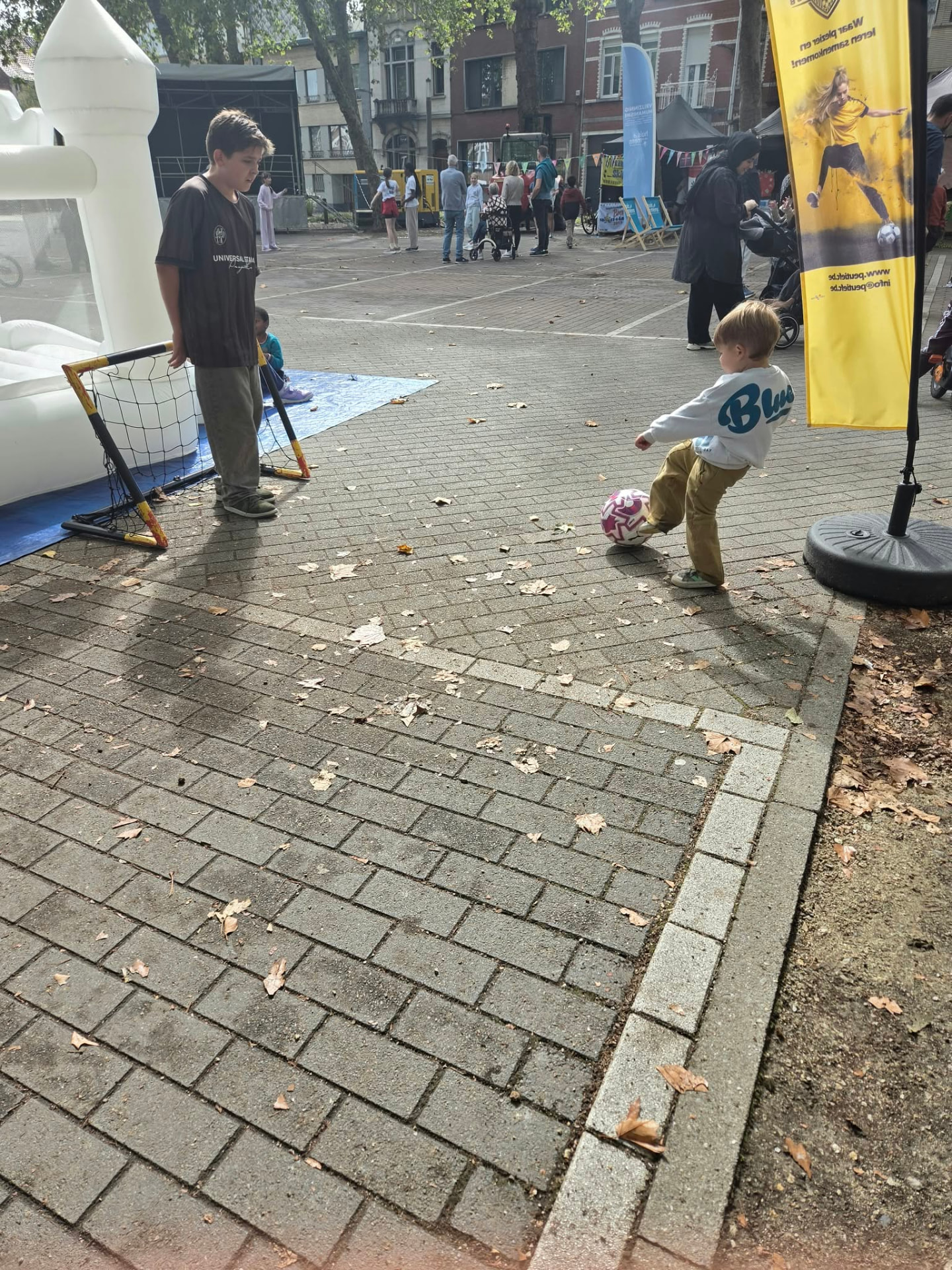 Een jonge voetballer trapt op doel