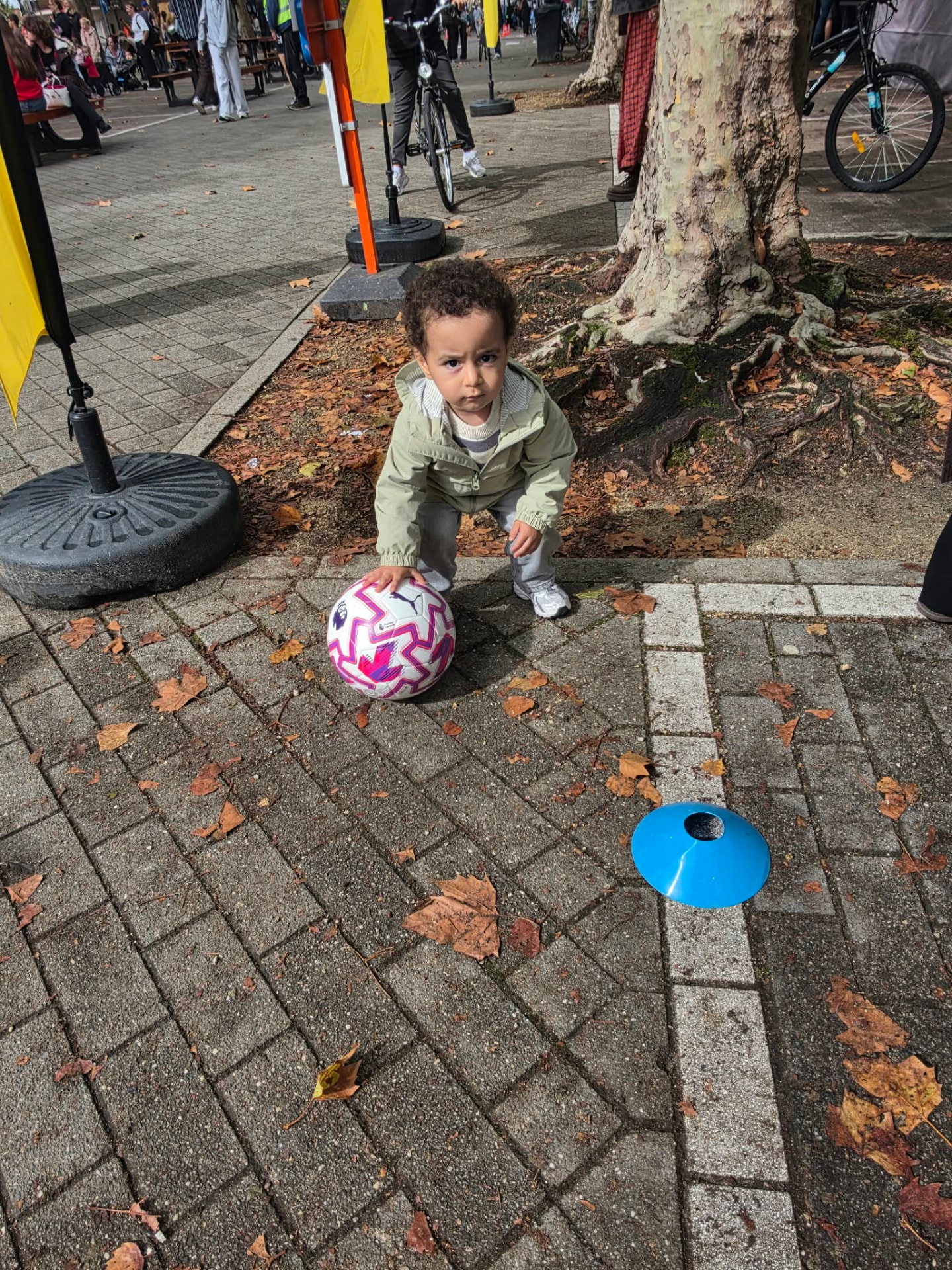Jong talent met een voetbal